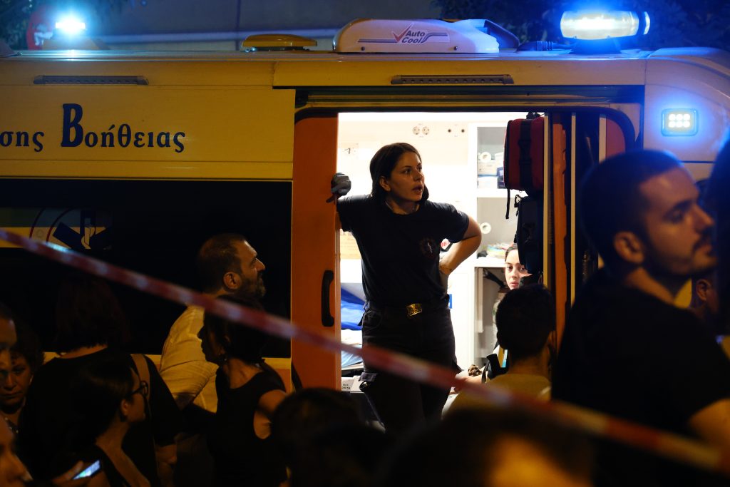 Νίκαια: Πλήθος κόσμου στην λαϊκή αγρυπνία για τον Γιώργο Μαζωνάκη