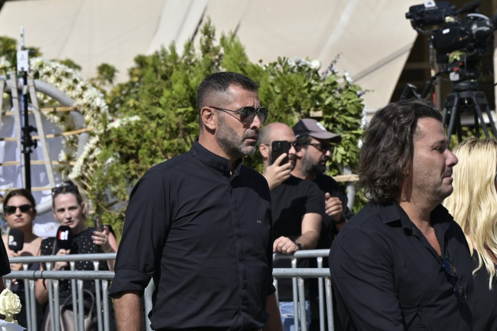 Γιώργος Μαζωνάκης: Στη Νίκαια η εξόδιος ακολουθία – Παρουσία καλλιτεχνών και πλήθους κόσμου (Live)