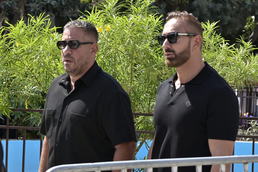 Γιώργος Μαζωνάκης: Στη Νίκαια η εξόδιος ακολουθία – Παρουσία καλλιτεχνών και πλήθους κόσμου