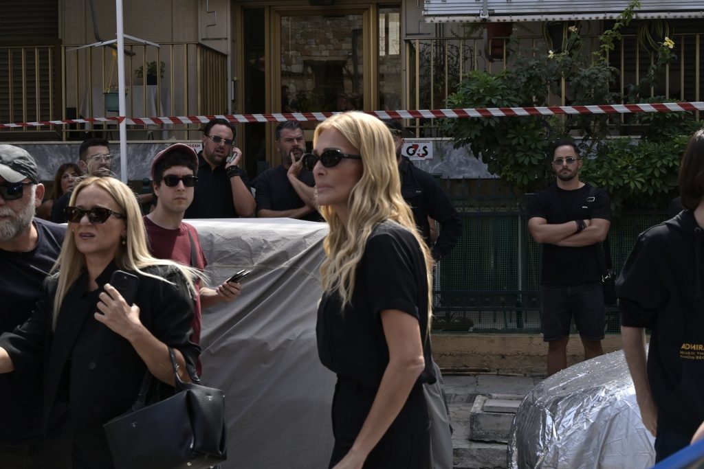 Γιώργος Μαζωνάκης: Στη Νίκαια η εξόδιος ακολουθία – Παρουσία καλλιτεχνών και πλήθους κόσμου