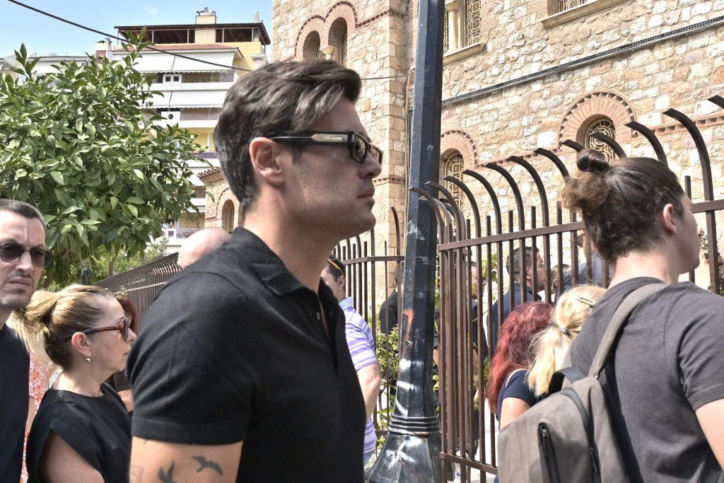 Γιώργος Μαζωνάκης: Στη Νίκαια η εξόδιος ακολουθία – Παρουσία καλλιτεχνών και πλήθους κόσμου