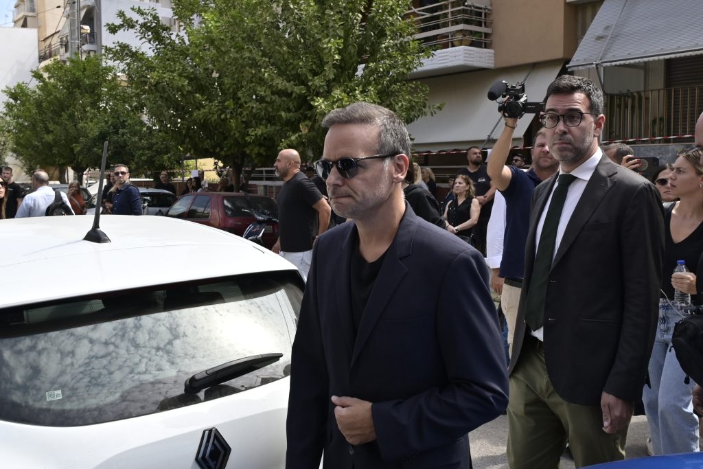 Γιώργος Μαζωνάκης: Στη Νίκαια η εξόδιος ακολουθία – Παρουσία καλλιτεχνών και πλήθους κόσμου