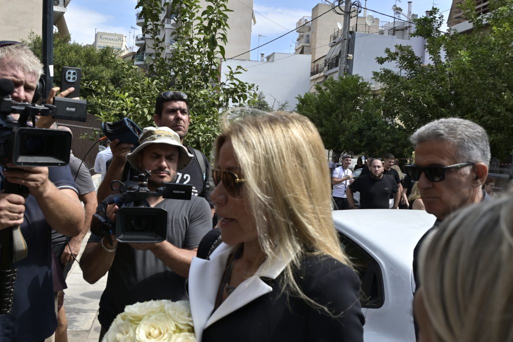 Γιώργος Μαζωνάκης: Στη Νίκαια η εξόδιος ακολουθία – Παρουσία καλλιτεχνών και πλήθους κόσμου (Live)