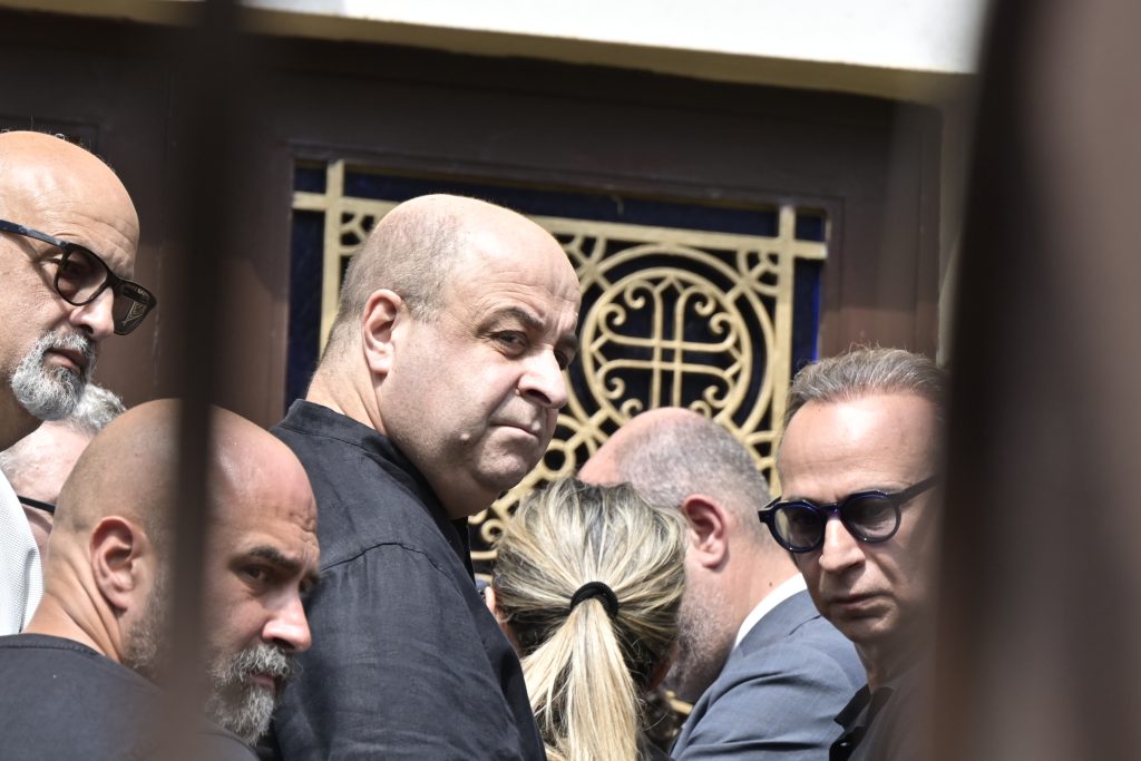 Γιώργος Μαζωνάκης: Στη Νίκαια η εξόδιος ακολουθία – Παρουσία καλλιτεχνών και πλήθους κόσμου (Live)