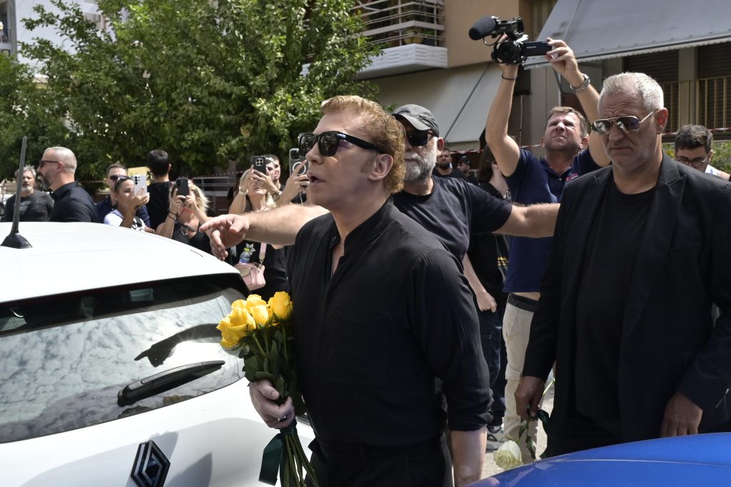 Γιώργος Μαζωνάκης: Στη Νίκαια η εξόδιος ακολουθία – Παρουσία καλλιτεχνών και πλήθους κόσμου (Live)