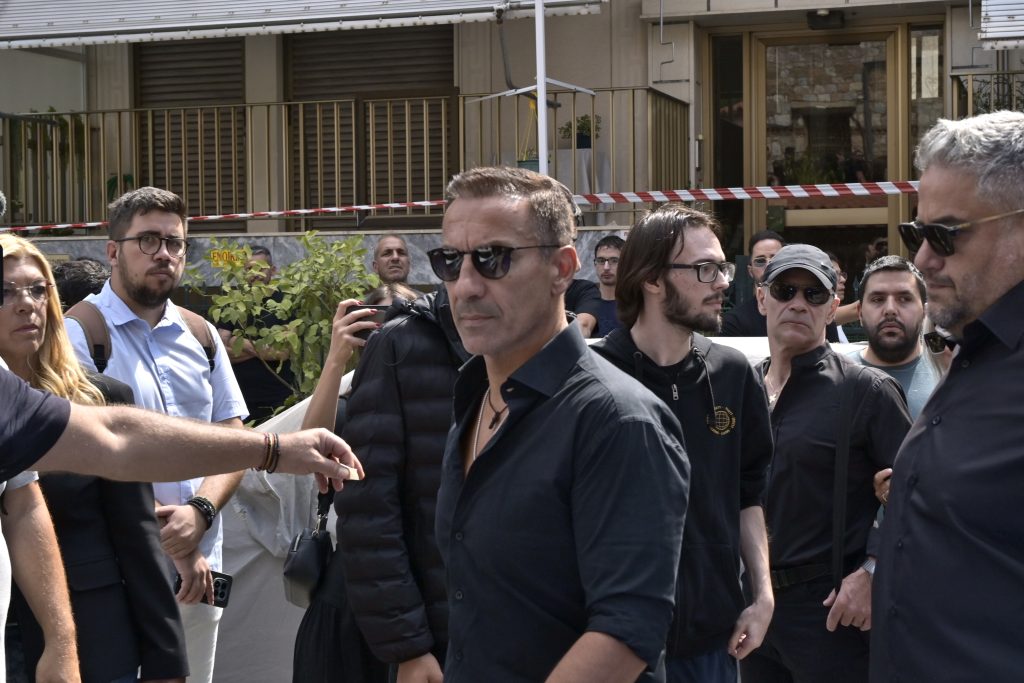 Γιώργος Μαζωνάκης: Στη Νίκαια η εξόδιος ακολουθία – Παρουσία καλλιτεχνών και πλήθους κόσμου (Live)