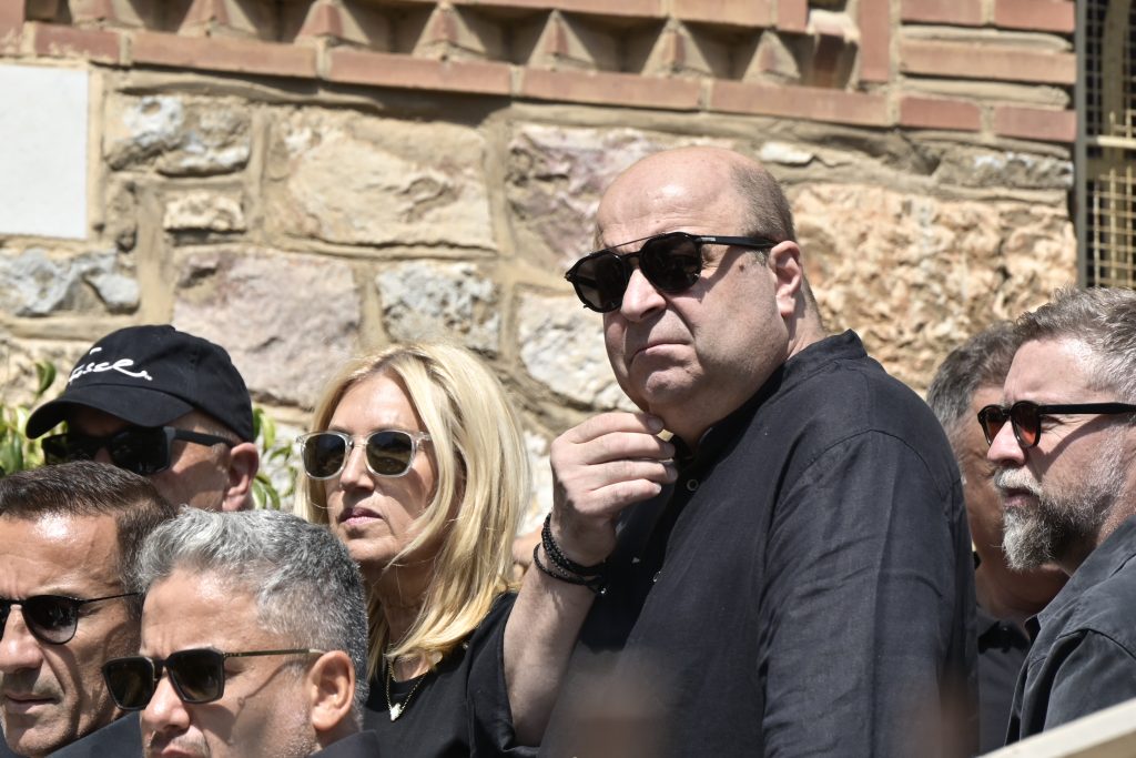 Το τελευταίο χειροκρότημα στον Γιώργο Μαζωνάκη: Σαρωτικό κύμα αγάπης στην «παλαιά του γειτονιά»