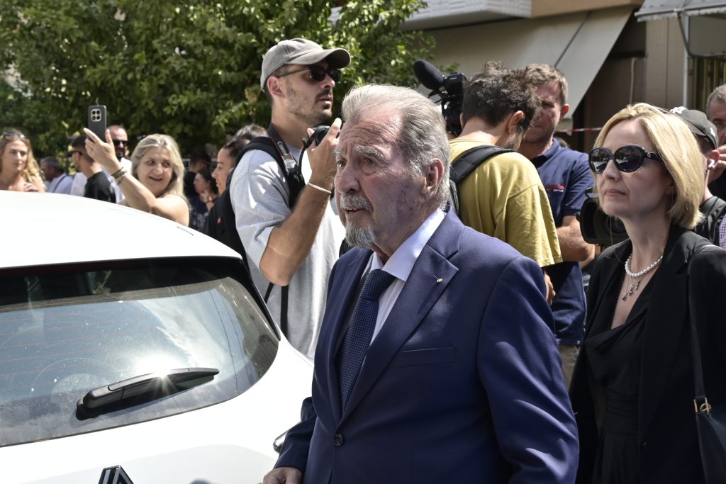 Το τελευταίο χειροκρότημα στον Γιώργο Μαζωνάκη: Σαρωτικό κύμα αγάπης στην «παλαιά του γειτονιά»