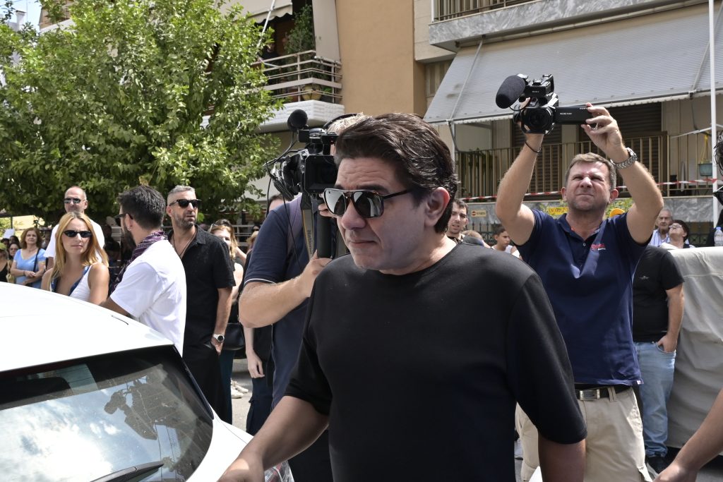 Γιώργος Μαζωνάκης: Στη Νίκαια η εξόδιος ακολουθία – Παρουσία καλλιτεχνών και πλήθους κόσμου (Live)