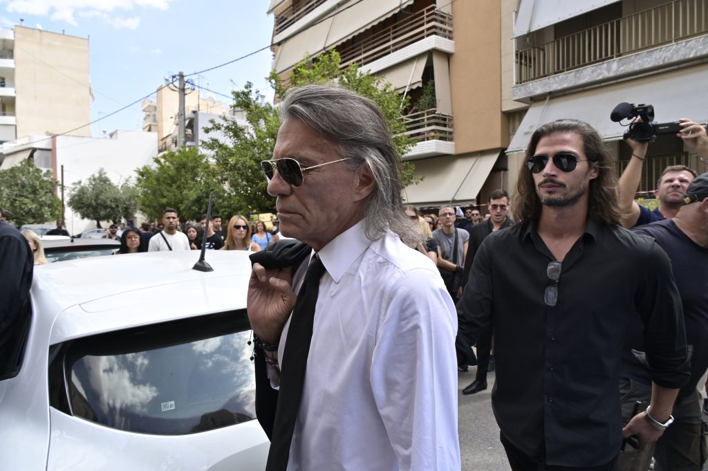 Γιώργος Μαζωνάκης: Στη Νίκαια η εξόδιος ακολουθία – Παρουσία καλλιτεχνών και πλήθους κόσμου (Live)