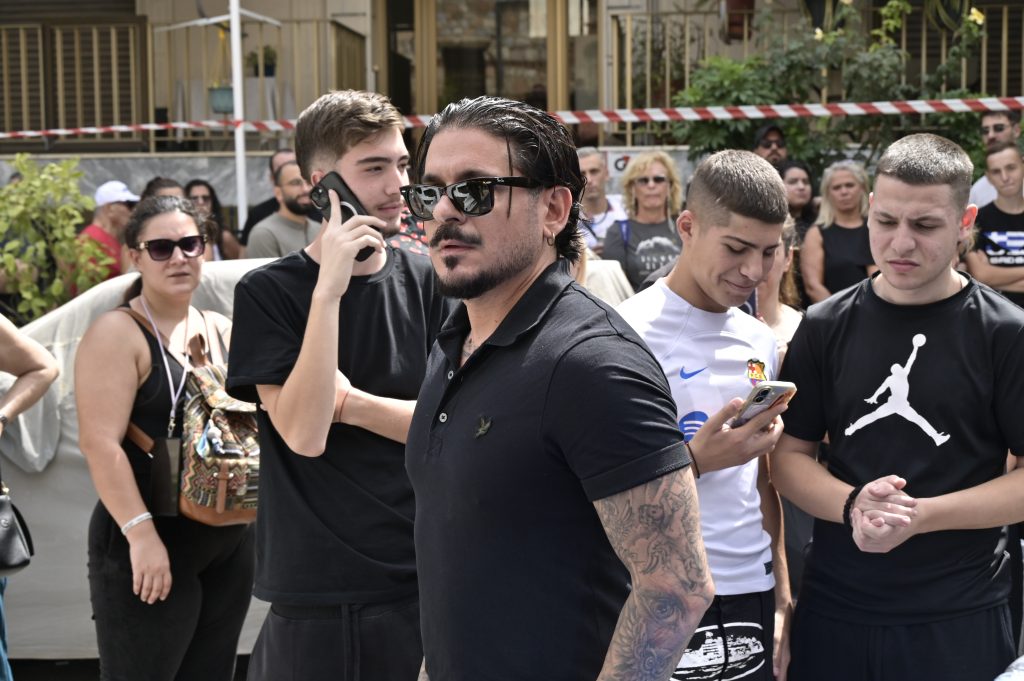 Γιώργος Μαζωνάκης: Στη Νίκαια η εξόδιος ακολουθία – Παρουσία καλλιτεχνών και πλήθους κόσμου (Live)