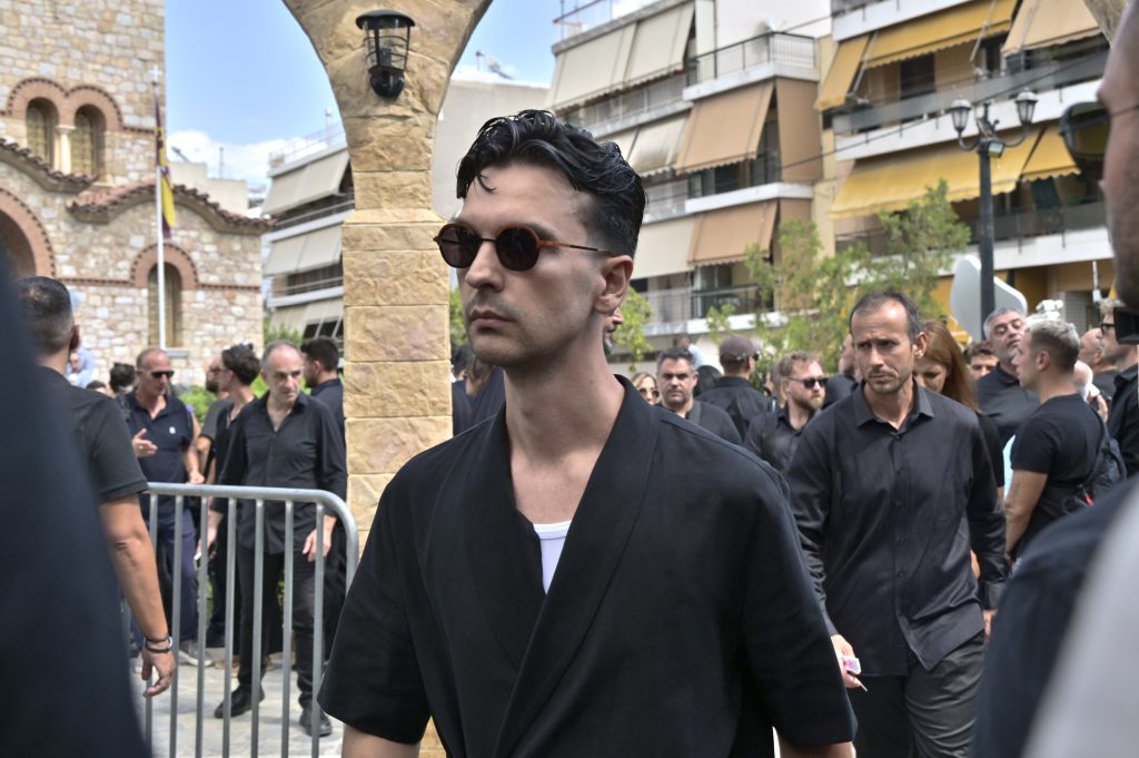 Το τελευταίο χειροκρότημα στον Γιώργο Μαζωνάκη: Σαρωτικό κύμα αγάπης στην «παλαιά του γειτονιά»