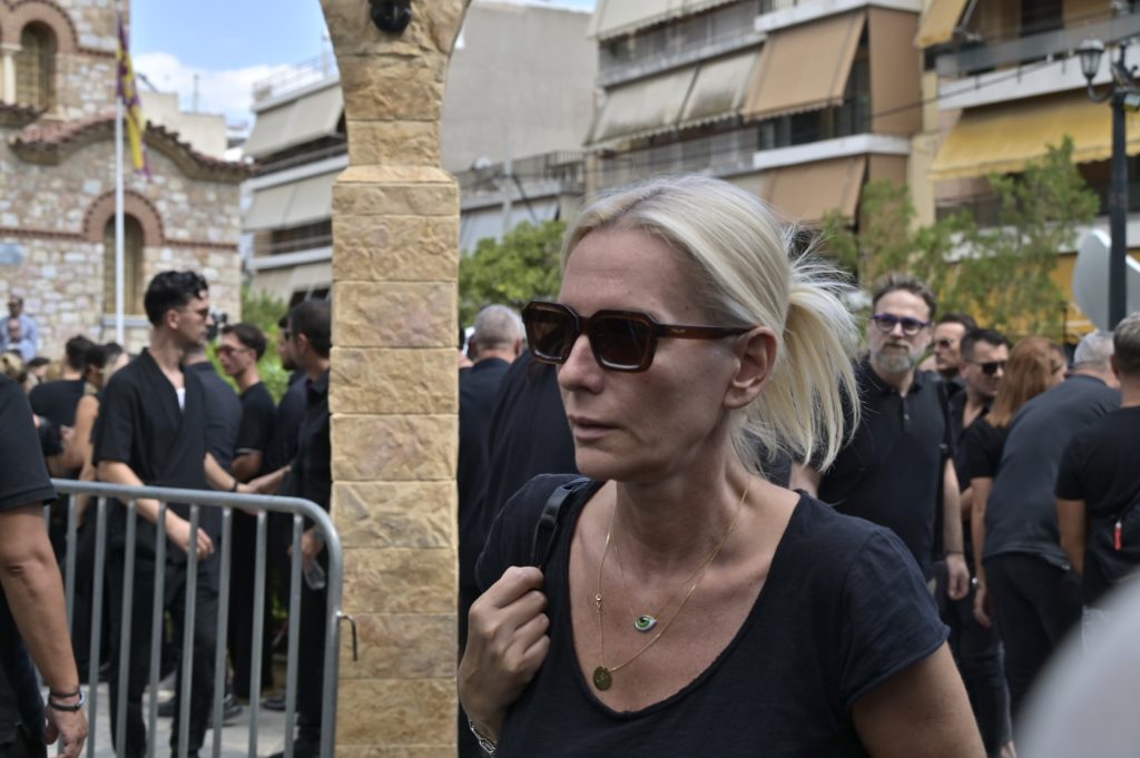 Το τελευταίο χειροκρότημα στον Γιώργο Μαζωνάκη: Σαρωτικό κύμα αγάπης στην «παλαιά του γειτονιά»