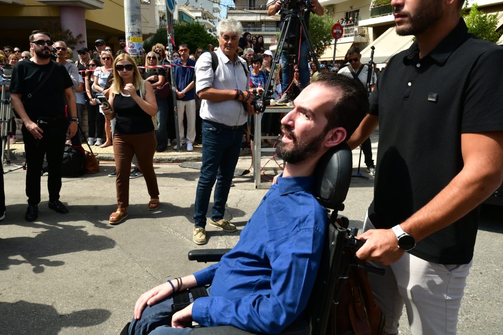Τελευταίο χειροκρότημα στον Γιώργο Μαζωνάκη: Λαοθάλασσα αγάπης στη Νίκαια – «Όσο ηχηρή ήταν η παρουσία του, άλλο τόσο ηχηρή η απουσία του»