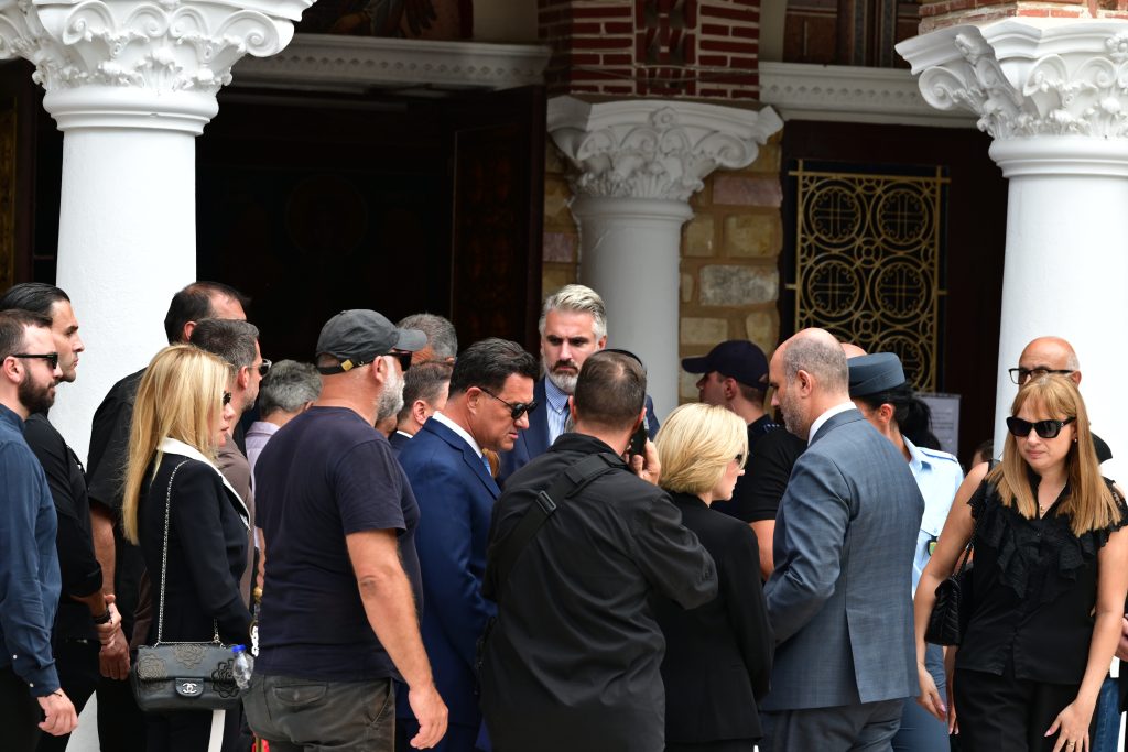 Τελευταίο χειροκρότημα στον Γιώργο Μαζωνάκη: Λαοθάλασσα αγάπης στη Νίκαια – «Όσο ηχηρή ήταν η παρουσία του, άλλο τόσο ηχηρή η απουσία του»