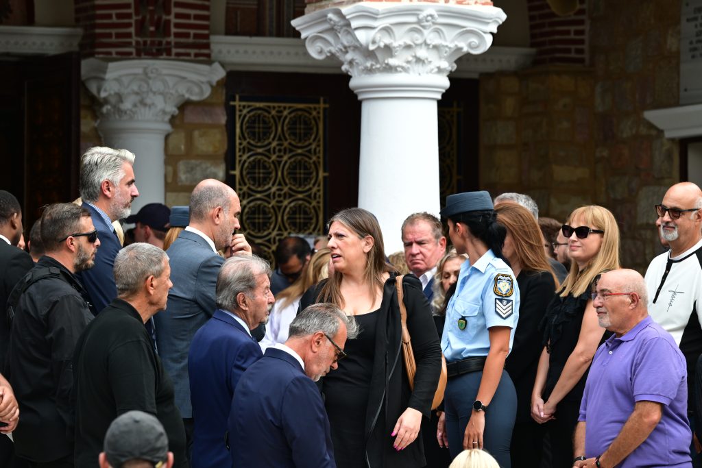 Το τελευταίο χειροκρότημα στον Γιώργο Μαζωνάκη: Σαρωτικό κύμα αγάπης στην «παλαιά του γειτονιά»