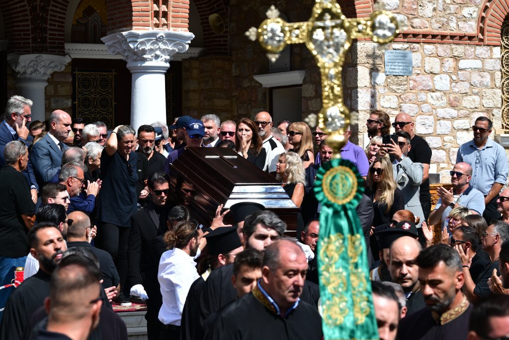 Το τελευταίο χειροκρότημα στον Γιώργο Μαζωνάκη: Σαρωτικό κύμα αγάπης στην «παλαιά του γειτονιά»