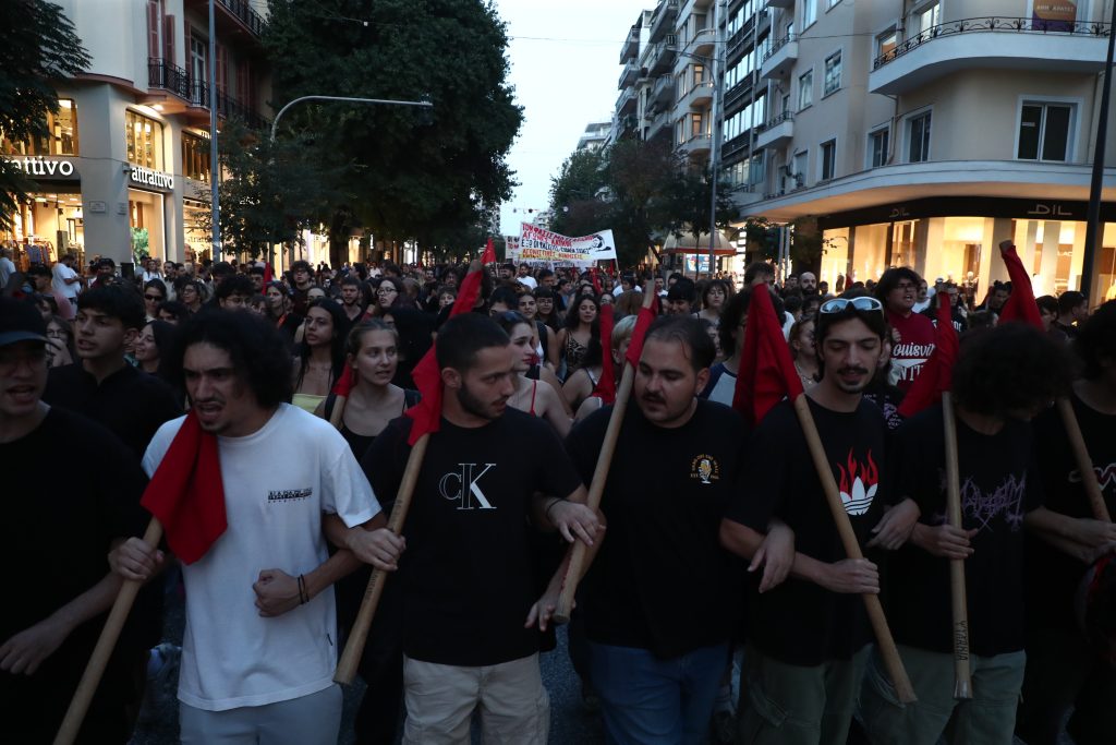 Θεσσαλονίκη: 3.000 κόσμου στην αντιφασιστική πορεία για τα 13 χρόνια από τη δολοφονία του Παύλου Φύσσα