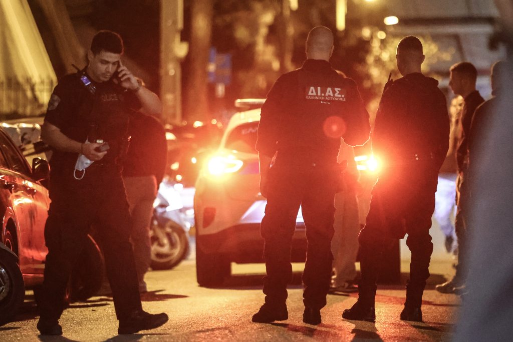 Νίκαια: Έληξε το περιστατικό ομηρίας μετά την επέμβαση της αστυνομίας – Ασφαλής η γυναίκα