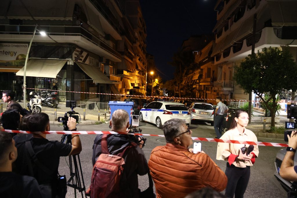 Νίκαια: Έληξε το περιστατικό ομηρίας μετά την επέμβαση της αστυνομίας – Ασφαλής η γυναίκα