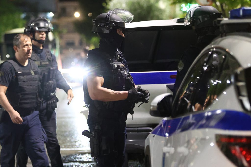 Νίκαια: Έληξε το περιστατικό ομηρίας μετά την επέμβαση της αστυνομίας – Ασφαλής η γυναίκα