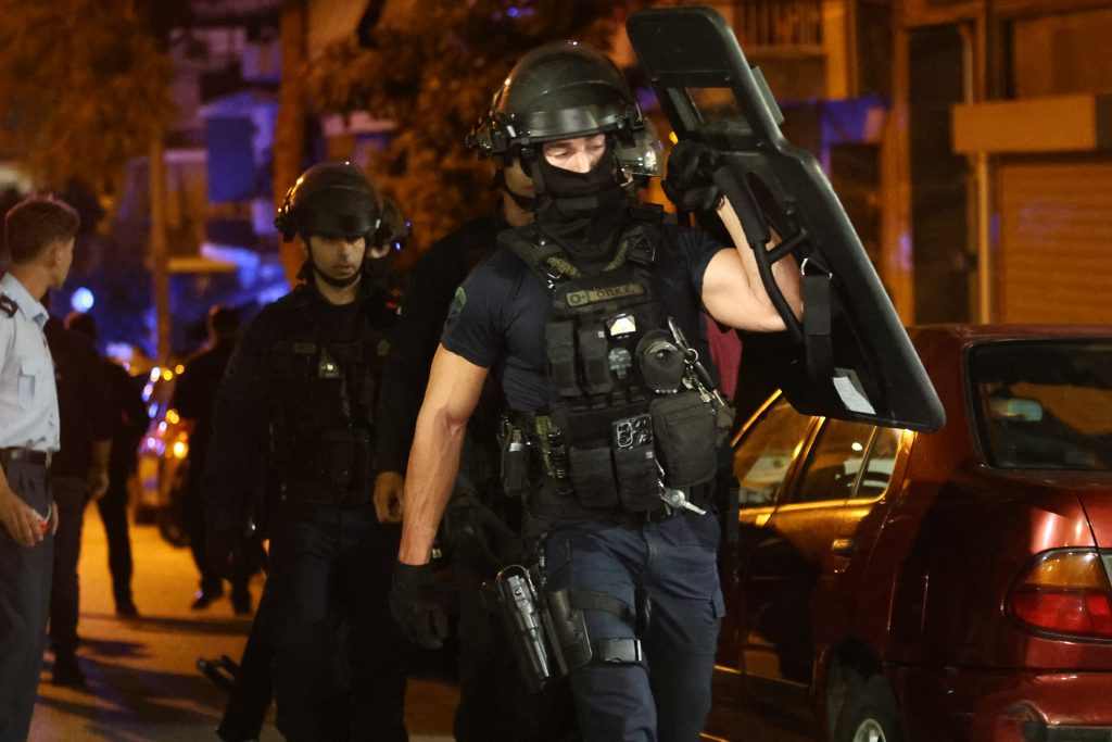 Νίκαια: Έληξε το περιστατικό ομηρίας μετά την επέμβαση της αστυνομίας – Ασφαλής η γυναίκα
