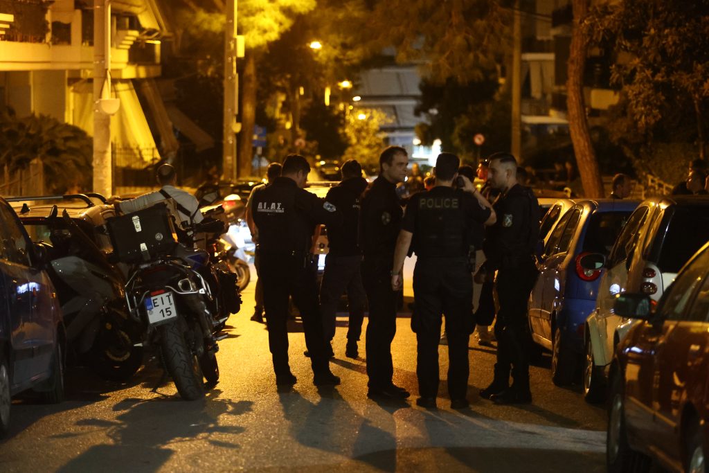 Νίκαια: Έληξε το περιστατικό ομηρίας μετά την επέμβαση της αστυνομίας – Ασφαλής η γυναίκα