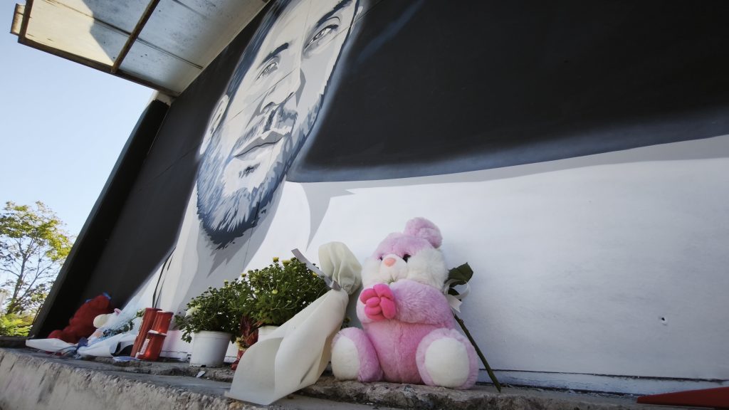 Συγκίνηση στο mural του Γιώργου Μαζωνάκη στη Θεσσαλονίκη: «Αυτό που συμβαίνει, ξεπερνά κάθε προσδοκία»