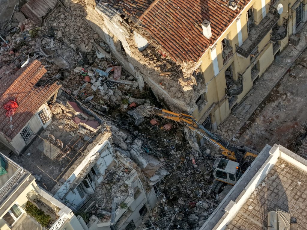 Έκρηξη στην Πλάκα: Ολονύχτια επιχείρηση για τους έξι αγνοούμενους – Βομβαρδισμένο τοπίο η Λυσικράτους