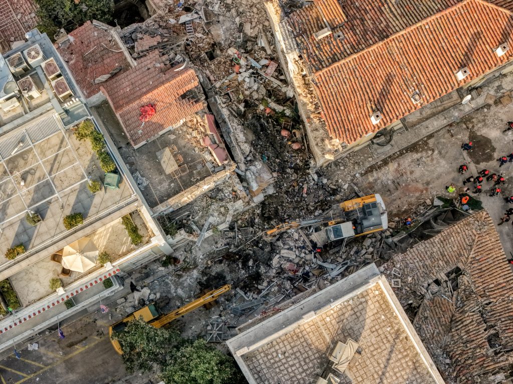 Έκρηξη στην Πλάκα: Ολονύχτια επιχείρηση για τους έξι αγνοούμενους – Βομβαρδισμένο τοπίο η Λυσικράτους
