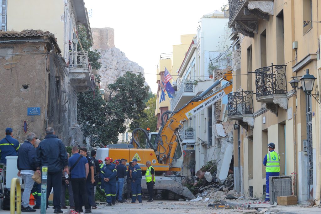 Έκρηξη στην Πλάκα: Ολονύχτια επιχείρηση για τους έξι αγνοούμενους – Βομβαρδισμένο τοπίο η Λυσικράτους