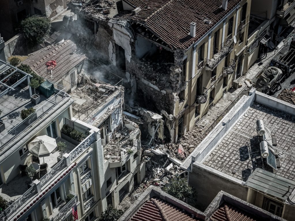 Έκρηξη στην Πλάκα: Ολονύχτια επιχείρηση για τον εντοπισμό των 6 αγνοουμένων – Στο πρώτο μισό του δευτέρου ορόφου ο εκσκαφέας