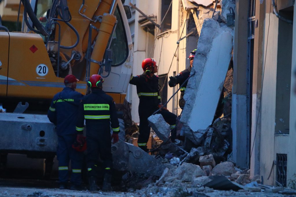 Έκρηξη στην Πλάκα: Ολονύχτια επιχείρηση για τον εντοπισμό των 6 αγνοουμένων – Στο πρώτο μισό του δευτέρου ορόφου ο εκσκαφέας