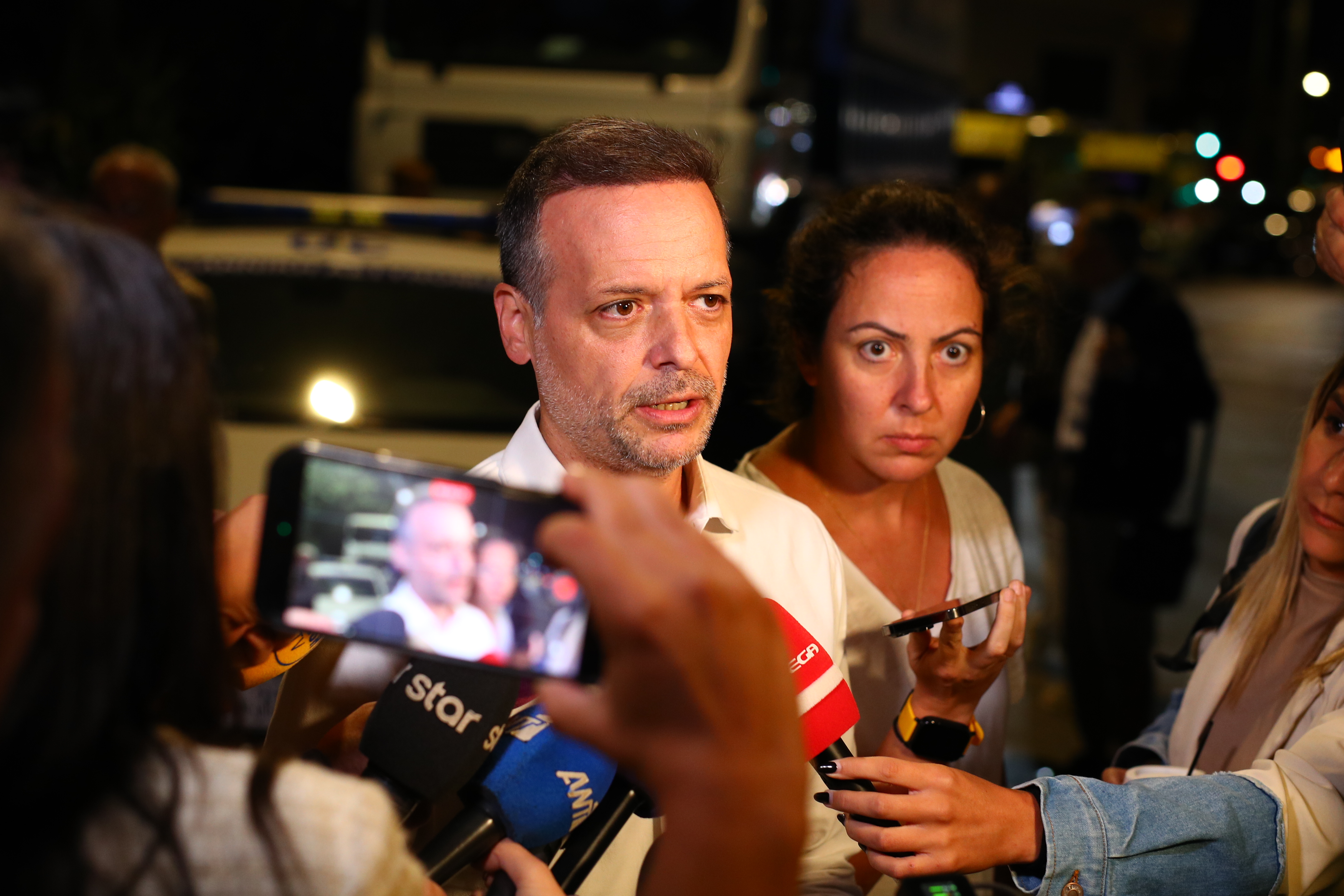 Δούκας για Πλάκα: Απίστευτη καταστροφή, από εκτεταμένη διαρροή πιθανόν η έκρηξη – Ολονύχτια η επιχείρηση για τους έξι αγνοούμενους