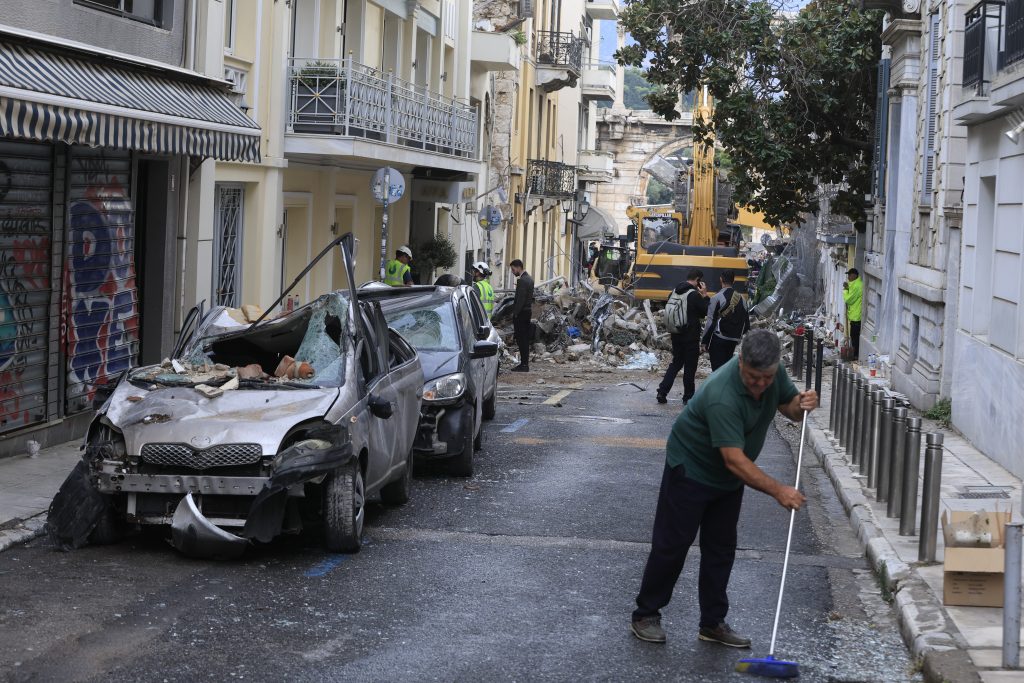 Έκρηξη στην Πλάκα: Πληροφορίες για αυτόνομους λέβητες αερίου στο ισόγειο και στον δεύτερο όροφο του κτηρίου – Μία νεκρή και πέντε αγνοούμενοι