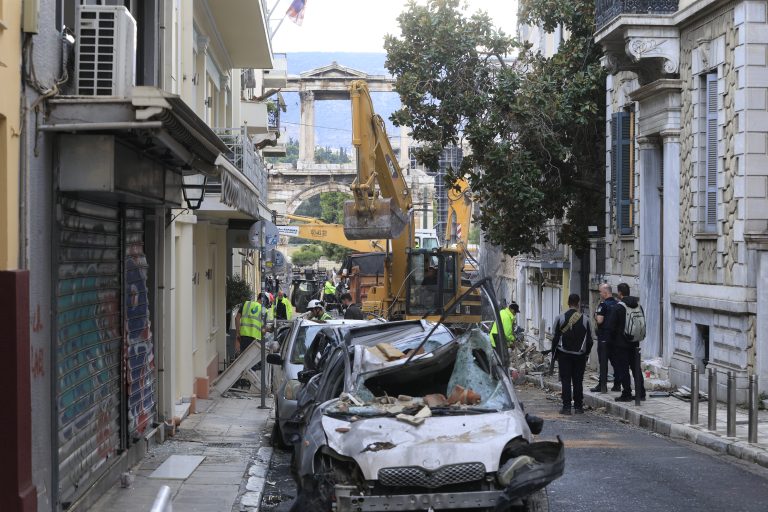 Έκρηξη στην Πλάκα: Πληροφορίες για αυτόνομους λέβητες αερίου στο ισόγειο και στον δεύτερο όροφο του κτηρίου – Μία νεκρή και πέντε αγνοούμενοι