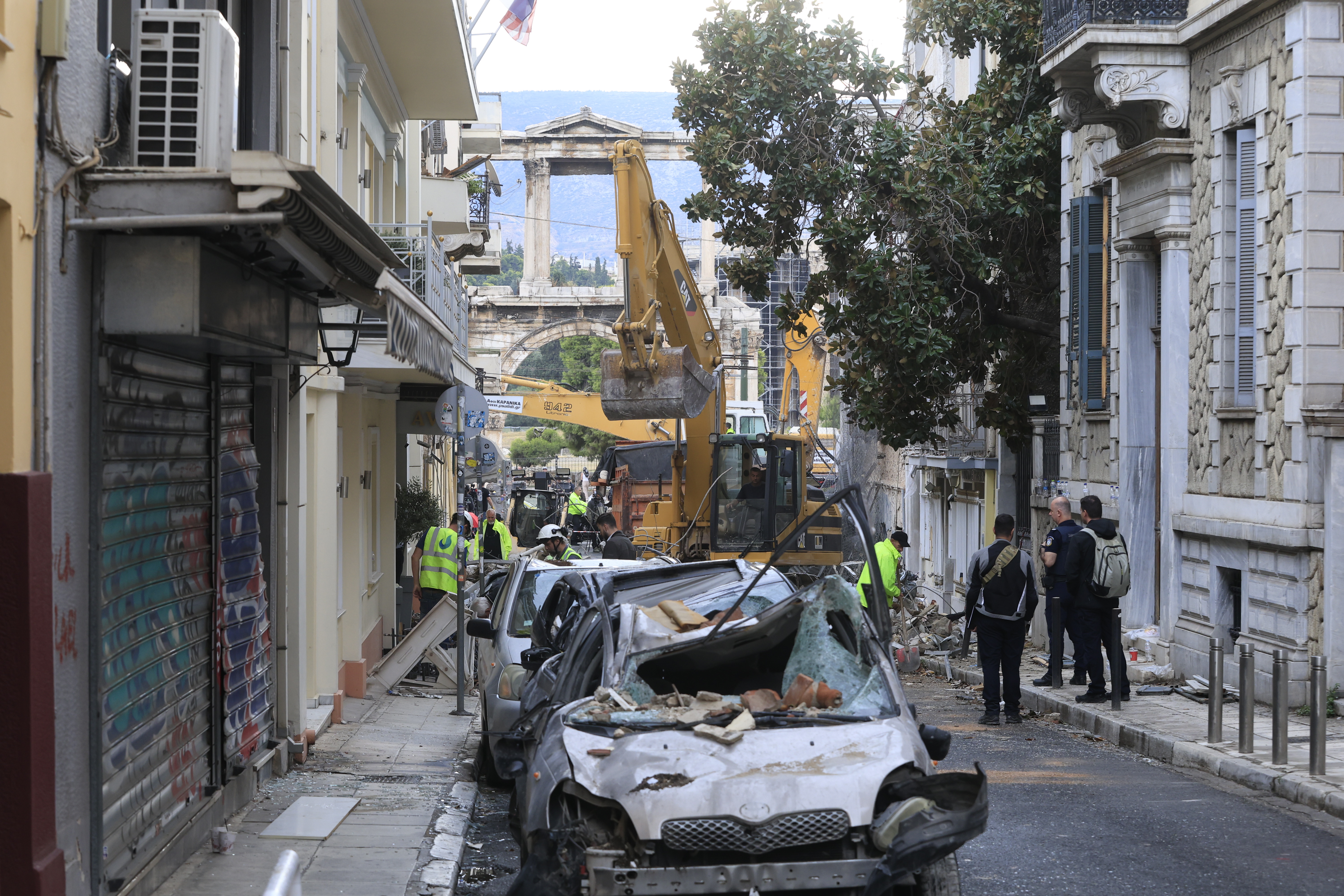 Έκρηξη στην Πλάκα: Πληροφορίες για αυτόνομους λέβητες αερίου στο ισόγειο και στον δεύτερο όροφο του κτηρίου