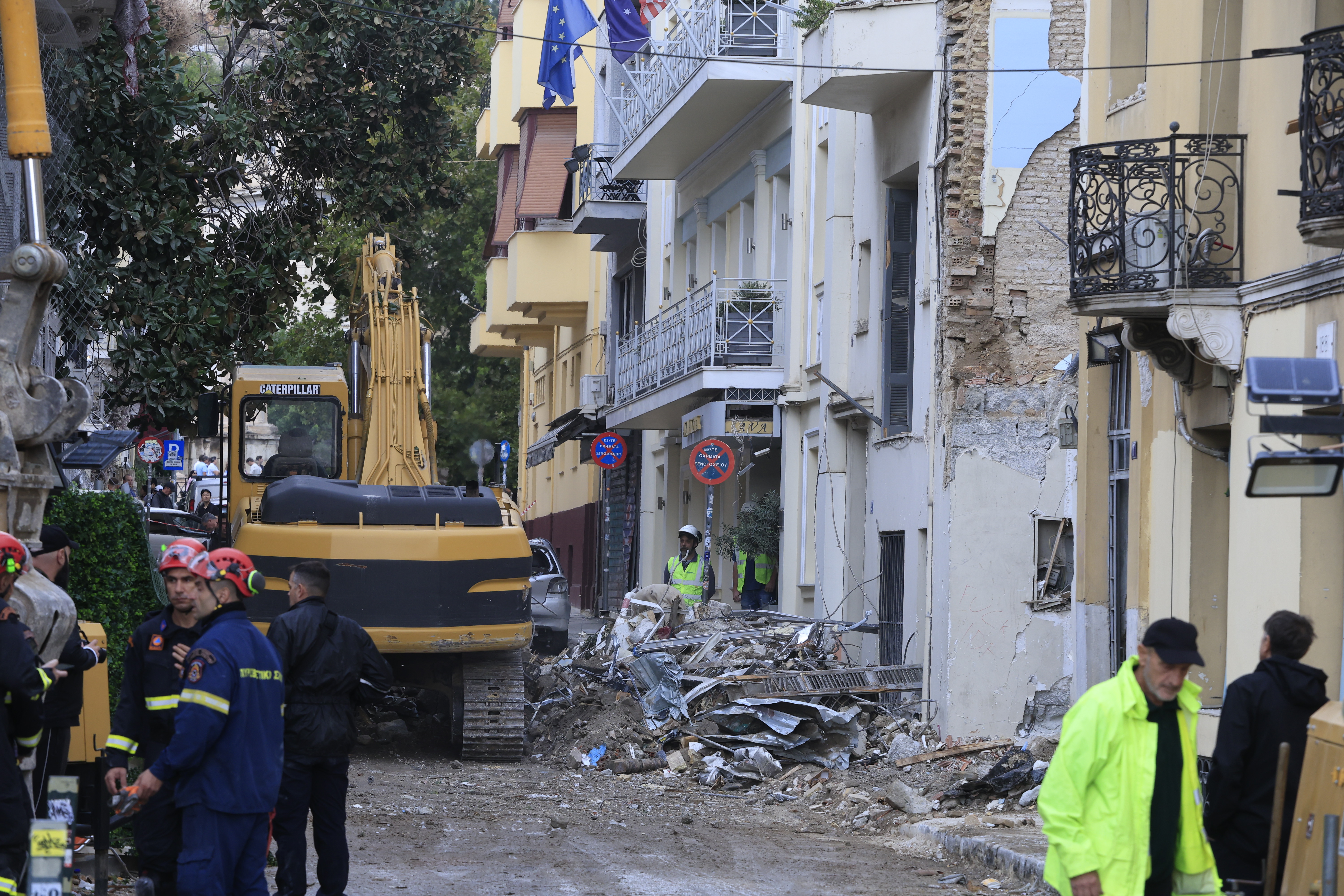 Έκρηξη στην Πλάκα: Εντοπίστηκε και δεύτερη σορός στα συντρίμμια του κτηρίου, τέσσερις αγνοούμενοι – Τα σενάρια που εξετάζονται
