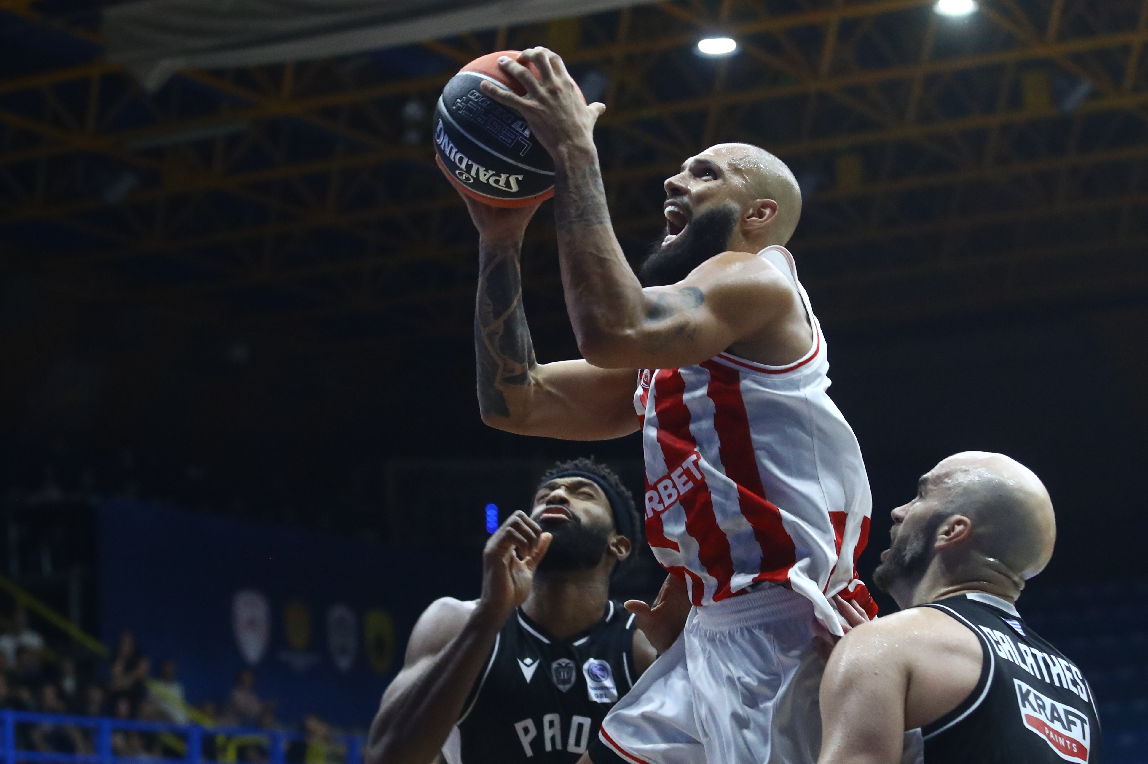 Ολυμπιακός – ΠΑΟΚ 101-96: Οι «ερυθρόλευκοι» άντεξαν την αντεπίθεση του «δικεφάλου του βορρά» και κατέκτησαν το Super Cup