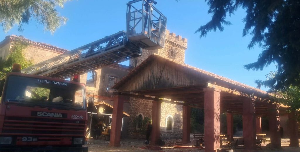 Κάηκε ολοσχερώς η ιστορική οινοποιία «Achaia Clauss» – Σε εξέλιξη οι έρευνες για τα αίτια της πυρκαγιάς