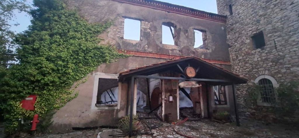 Κάηκε ολοσχερώς η ιστορική οινοποιία «Achaia Clauss» – Σε εξέλιξη οι έρευνες για τα αίτια της πυρκαγιάς
