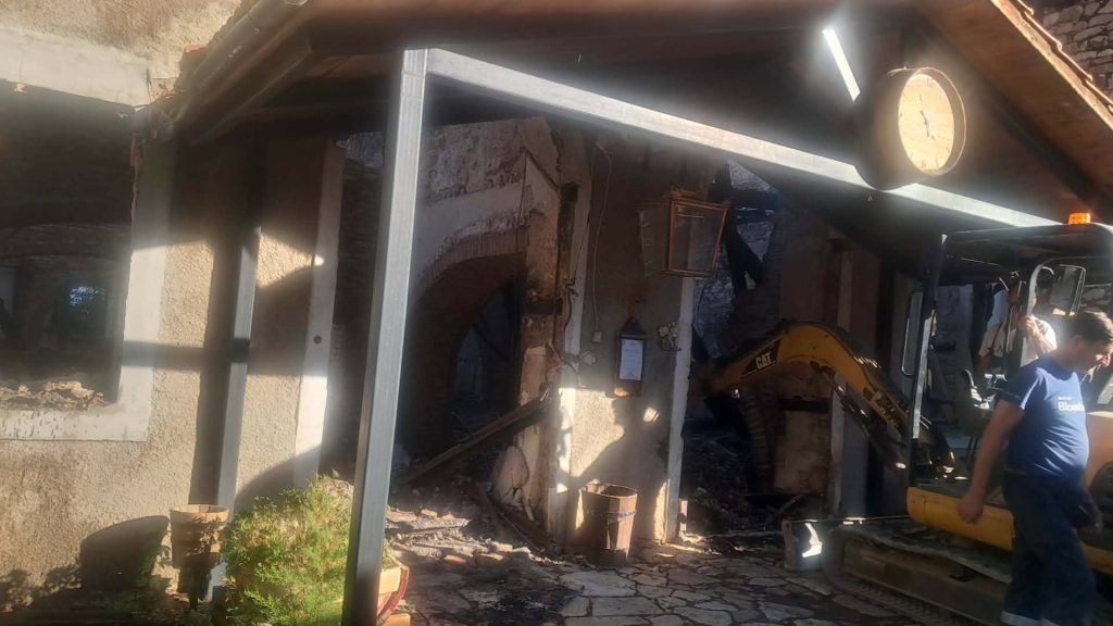 Κάηκε ολοσχερώς η ιστορική οινοποιία «Achaia Clauss» – Σε εξέλιξη οι έρευνες για τα αίτια της πυρκαγιάς