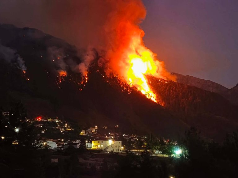 Κόνιτσα: Μαίνεται ανεξέλεγκτη η πυρκαγιά στο πυκνό δάσος – «112» για ετοιμότητα