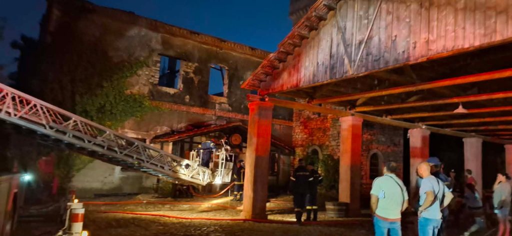 Κάηκε ολοσχερώς η ιστορική οινοποιία «Achaia Clauss» – Σε εξέλιξη οι έρευνες για τα αίτια της πυρκαγιάς