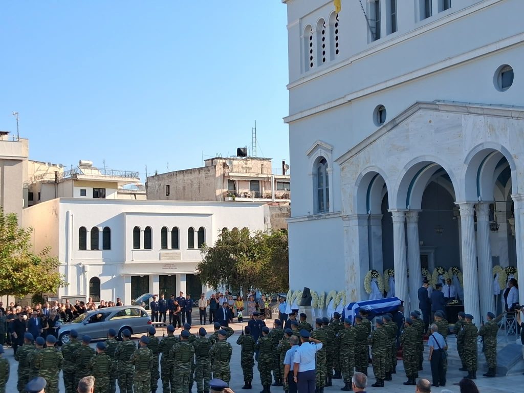 Σε κλίμα οδύνης οι κηδεία του επισμηναγού Γιάννη Μπλέσια, πιλότου του μοιραίου Pahntom