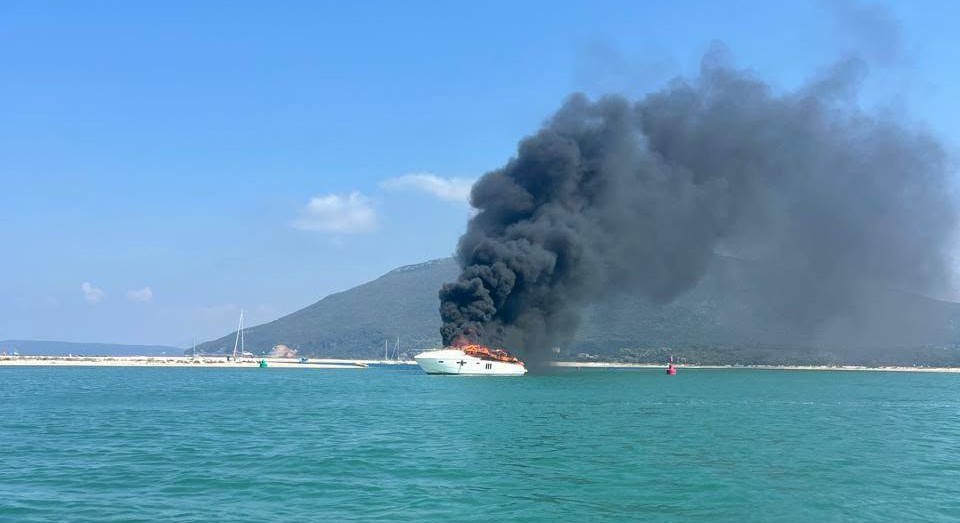 Φωτιά σε σκάφος στη Γλώσσα Λευκάδας – Κλειστός ο δίαυλος