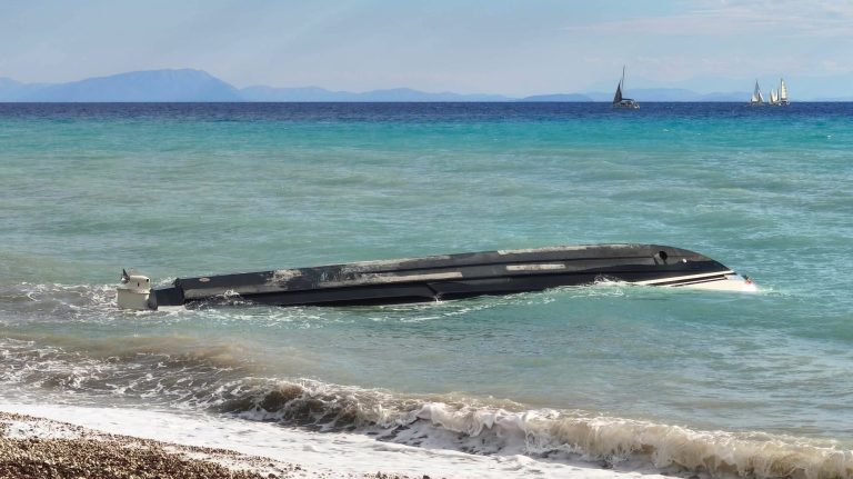 Κεφαλονιά: Αναποδογυρισμένο ταχύπλοο ξεβράστηκε σε παραλία – Εξετάζεται αν συνδέεται με 45χρονο αγνοούμενο