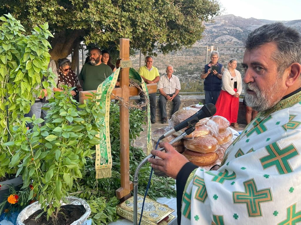 Κατάνυξη στον εσπερινό της εκκλησίας του Τιμίου Σταυρού στο Οροπέδιο του Καθαρού