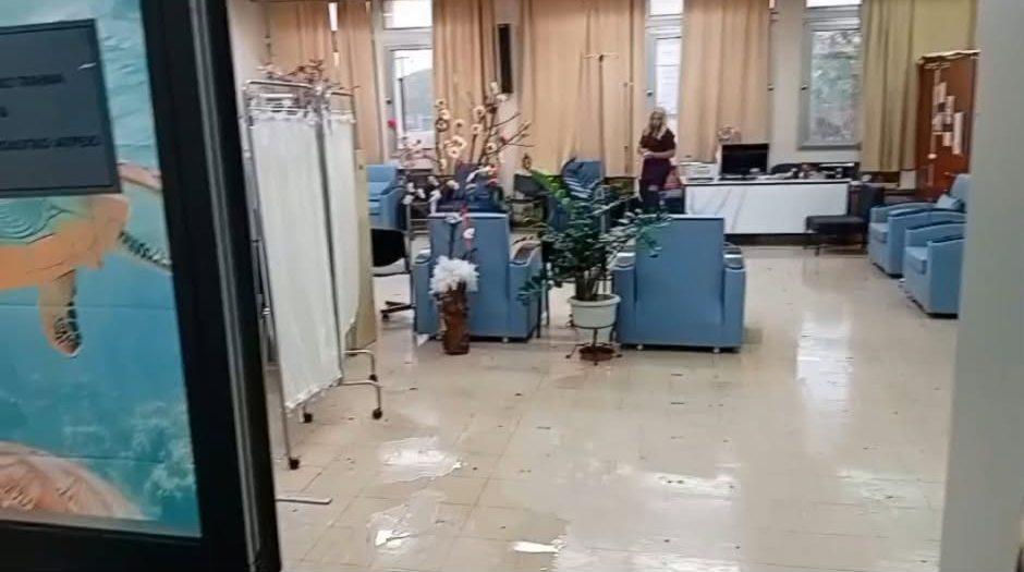 Προβλήματα από την κακοκαιρία: Γυναίκα έπαθε ανακοπή στην Ηλιούπολη, φωτιά σε σπίτι στην Κέρκυρα λόγω κεραυνού – Πότε υποχωρούν τα φαινόμενα