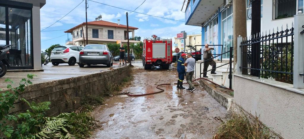 Προβλήματα από την κακοκαιρία: Γυναίκα έπαθε ανακοπή στην Ηλιούπολη, φωτιά σε σπίτι στην Κέρκυρα λόγω κεραυνού – Πότε υποχωρούν τα φαινόμενα